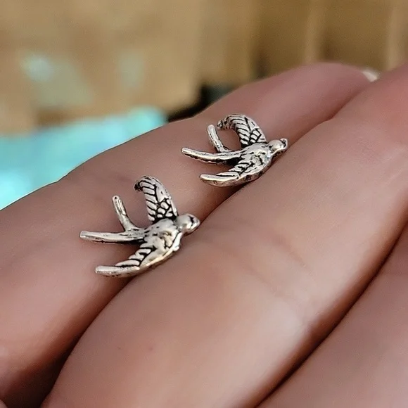 🔥LAST PAIR🔥 Soaring Swallow Stud Earrings - Picture 7 of 8